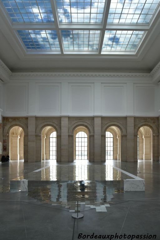 À l’occasion de la nouvelle thématique Eldorado de Lille 3000, Mathias Kiss a conçu spécialement pour l’atrium du musée une installation monumentale évoquant le ciel et l’espace.